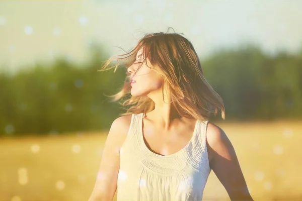 Young beautiful woman in field — Stock Photo, Image