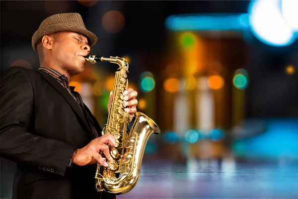 Hombre tocando en saxofón —  Fotos de Stock