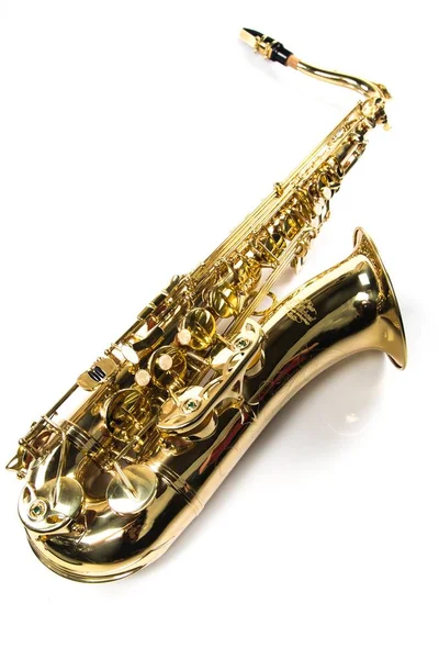 Zlatý saxofon na bílém pozadí — Stock fotografie