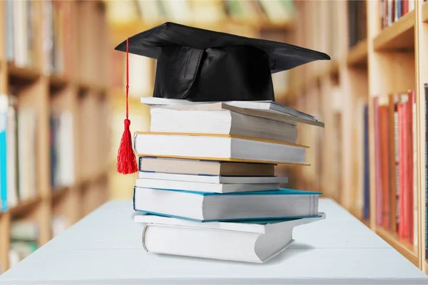 Mártaro de graduação em pilha de livros — Fotografia de Stock