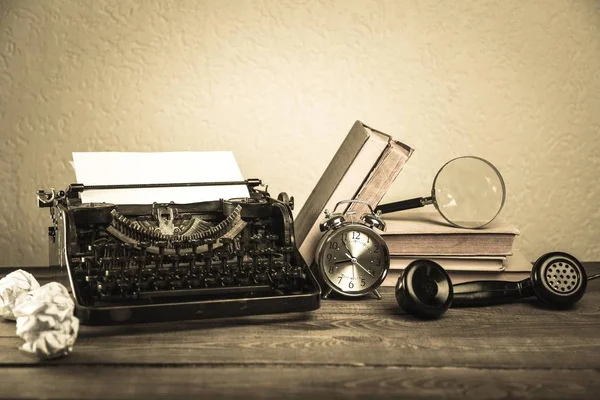 Velha máquina de escrever com livros — Fotografia de Stock