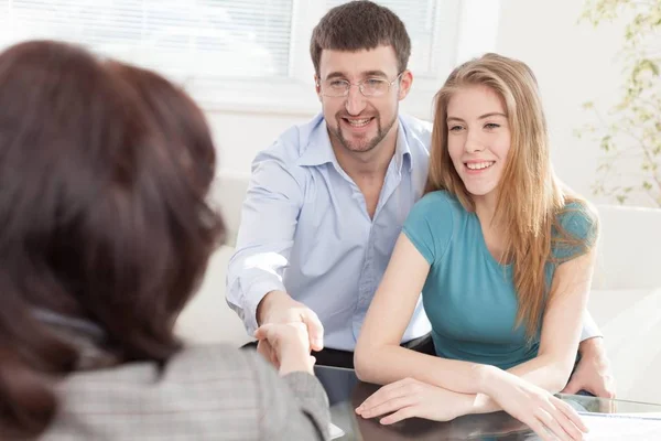 Paar trifft Finanzberater — Stockfoto