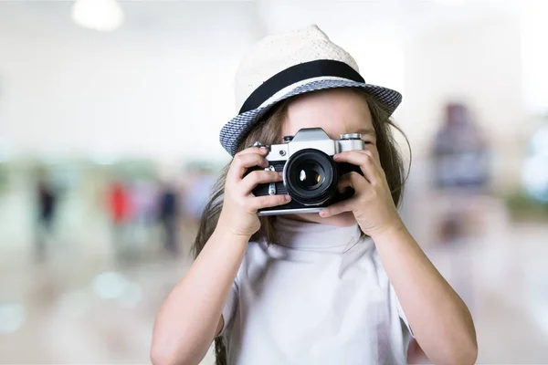 Bambina con fotocamera vintage — Foto Stock