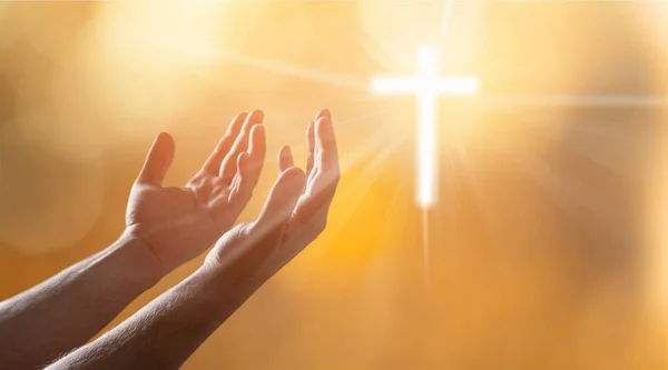 Руки з хрестом світла — стокове фото