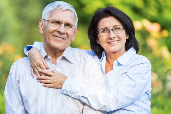 Senior koppel glimlachend in park — Stockfoto