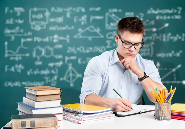 Hombre estudiando en la escuela — Foto de Stock