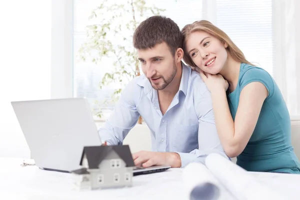 Pasangan muda menggunakan laptop — Stok Foto