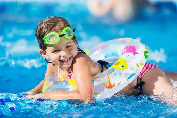 Маленька дівчинка плаває біля басейну — стокове фото