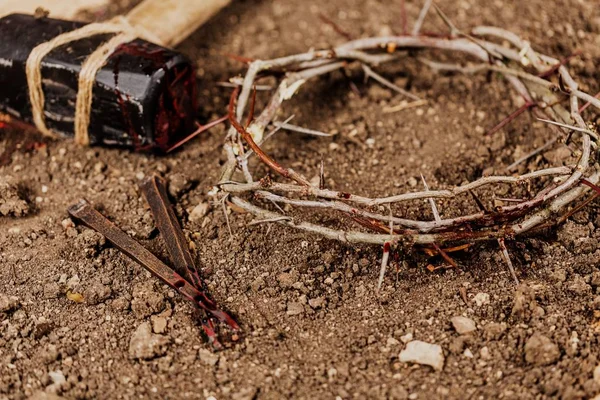 Crown of thorns on ground — Stock Photo, Image