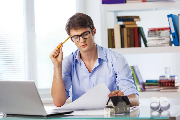 Empresário que trabalha no escritório — Fotografia de Stock