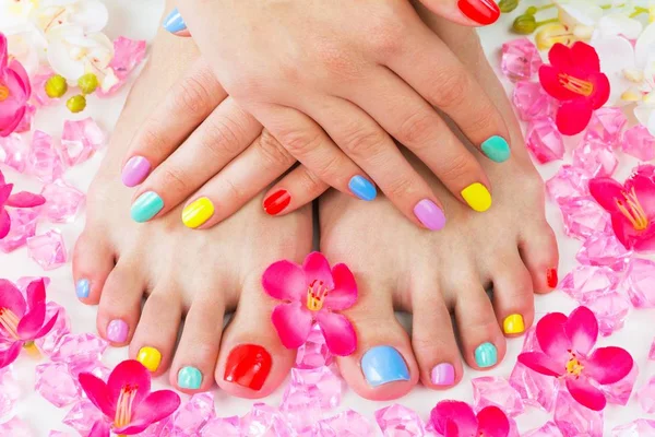 Pés com pedicure e mãos com manicure — Fotografia de Stock