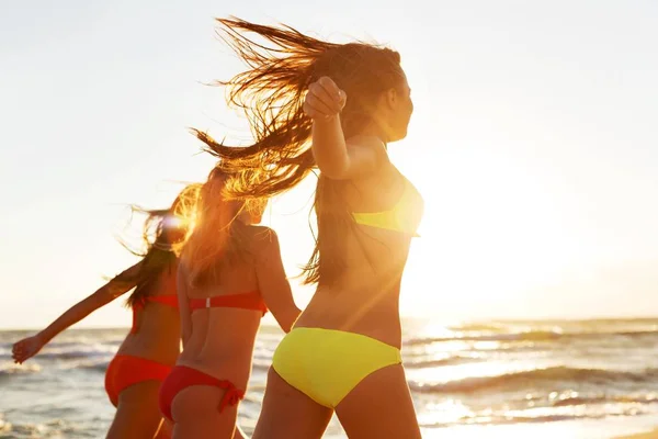 Meninas correndo na praia — Fotografia de Stock