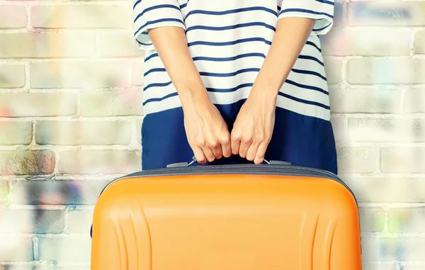 Mãos segurando mala de viagem — Fotografia de Stock