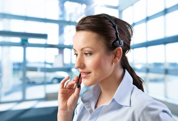 De manager van de dienst van de jonge vrouwelijke telefoon — Stockfoto