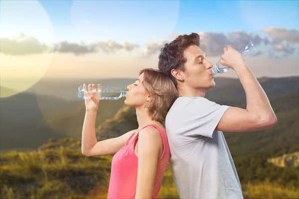 Pareja de agua potable — Foto de Stock