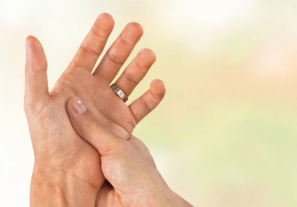 Mann spürt Schmerzen in der Hand — Stockfoto