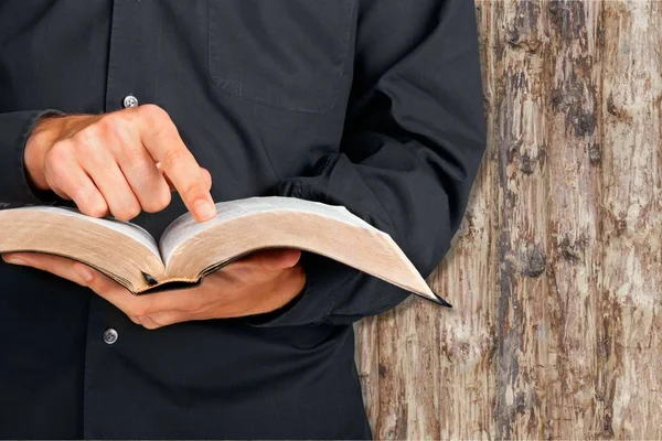 Mano de hombre sosteniendo la Santa Biblia —  Fotos de Stock