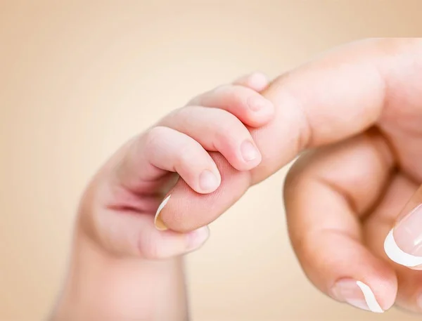 Vater hält Baby an der Hand — Stockfoto