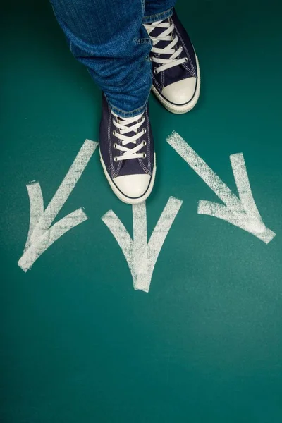 靴と床の別の方向を指す矢印 — ストック写真