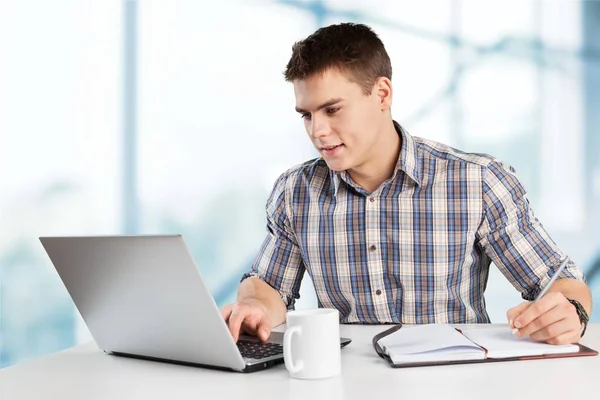 Homem usando laptop para o trabalho — Fotografia de Stock