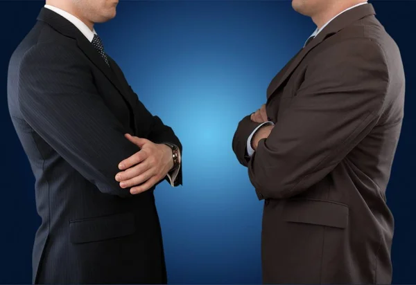 Два бизнесмена стоят лицом к лицу — стоковое фото