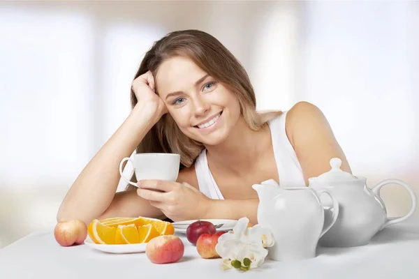 Jovem mulher tomando café da manhã saudável — Fotografia de Stock