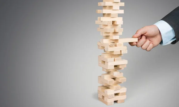 Holzblöcke stapeln Spiel mit der Hand — Stockfoto