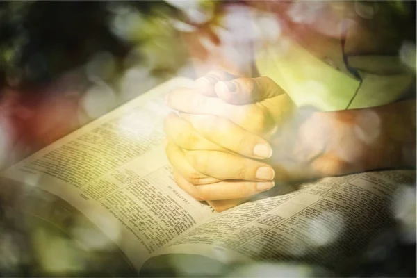 Mujer orando con la Biblia — Foto de Stock