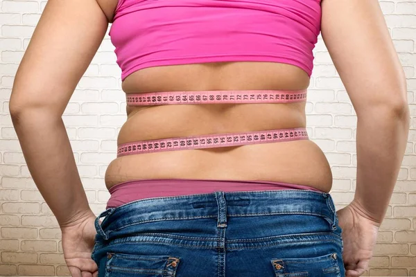 Mulher gorda medindo seu estômago — Fotografia de Stock