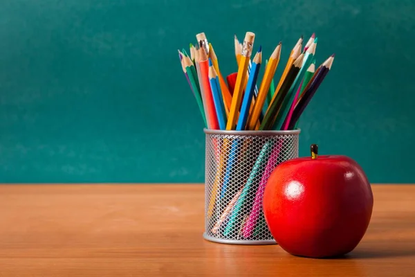 Barevné tužky v jar a apple — Stock fotografie