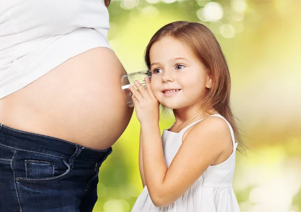 Zwangere vrouw met meisje — Stockfoto