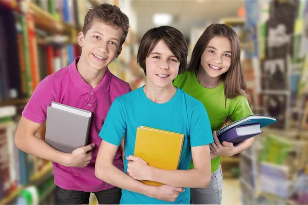 Crianças de escola amigáveis com livros — Fotografia de Stock