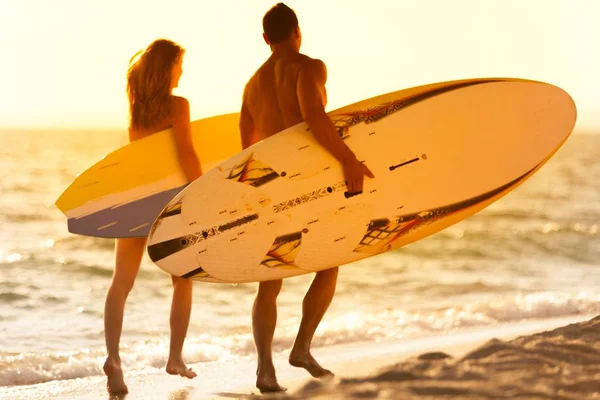 Surfistas masculinos e femininos — Fotografia de Stock