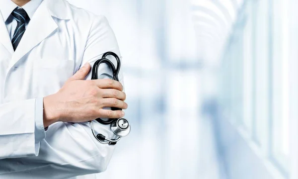 Dokter memegang stetoskop — Stok Foto