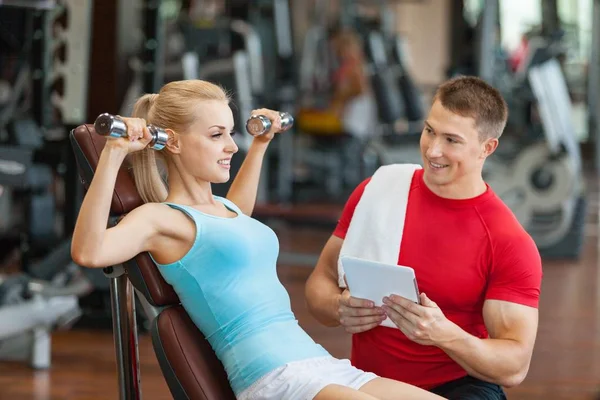 Sporty couple in gym — Stock Photo, Image