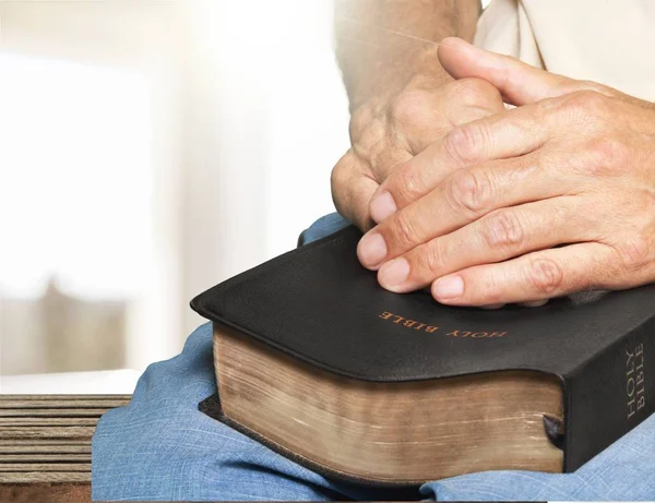 Man Holding livro da Bíblia Imagem De Stock