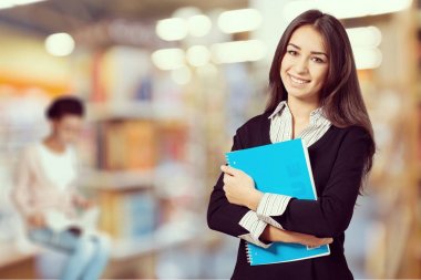 kadın holding mavi defter 