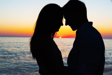 Kumsaldaki genç çift.