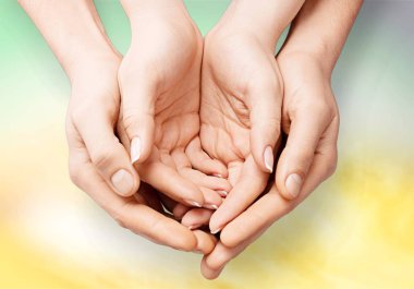 erkek ve kadın bir arada tutan eller