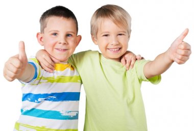 Ok işaret gösteren mutlu öğrenciler