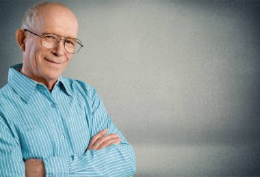 Mutlu kıdemli adam
