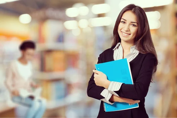 Mulher segurando caderno azul — Fotografia de Stock