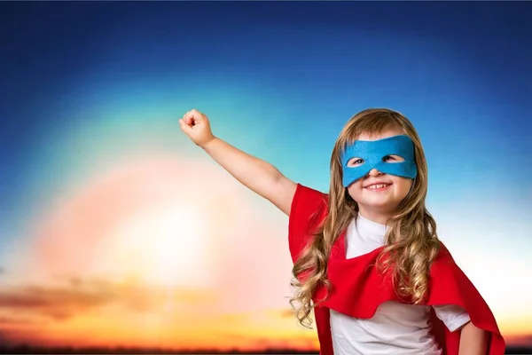 Mała dziewczynka w kostiumie superbohatera — Zdjęcie stockowe