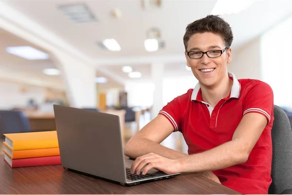 Mannen i röd tröja med laptop — Stockfoto