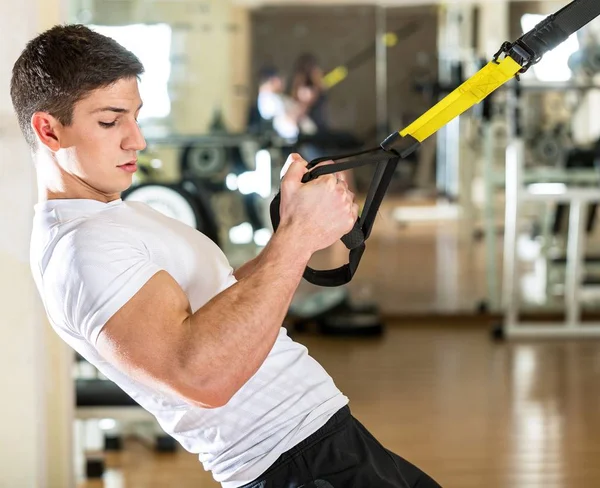 남자 체육관에서 운동 — 스톡 사진