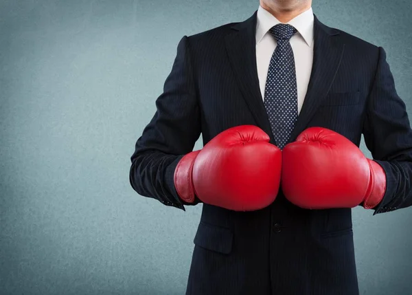 Homem de negócios com luvas de boxe — Fotografia de Stock