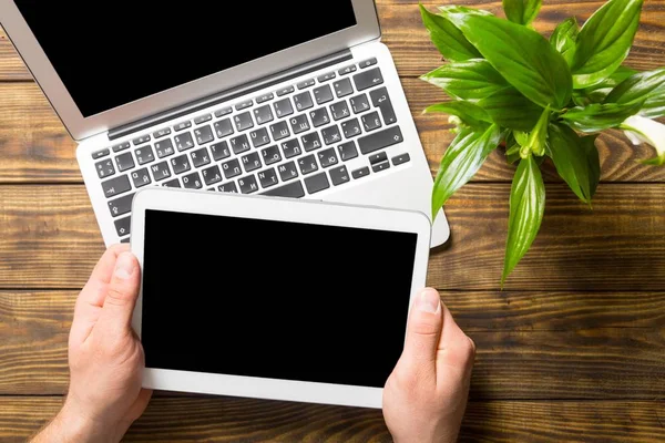 Seorang pria menggunakan tablet dan laptop — Stok Foto