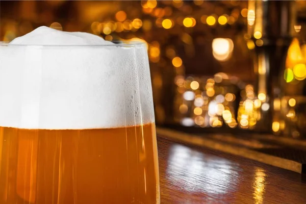 Холодне пиво в склянці — стокове фото