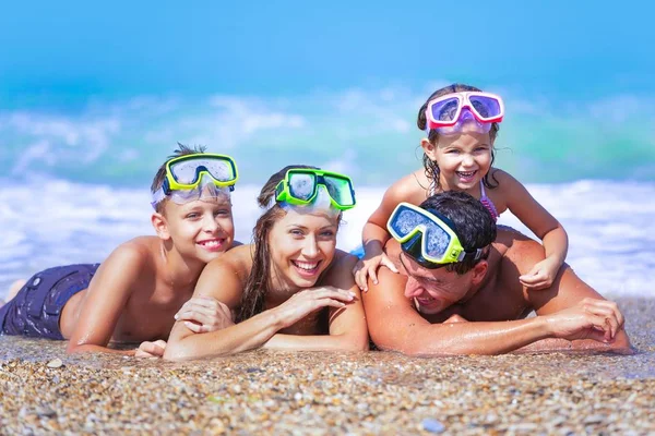 Прекрасна сім'я на пляжі — стокове фото