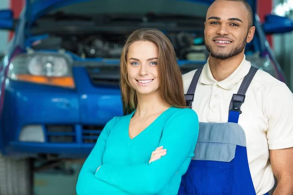 Hombre y mujer en taller de reparación de automóviles — Foto de Stock